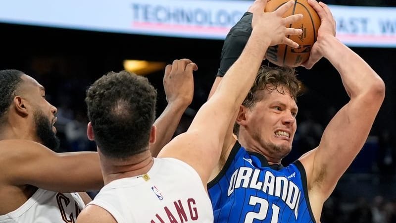 Moritz Wagner (r.) und die Orlando Magic, haben das entscheidende Playoff-Spiel gegen Cleveland verloren.