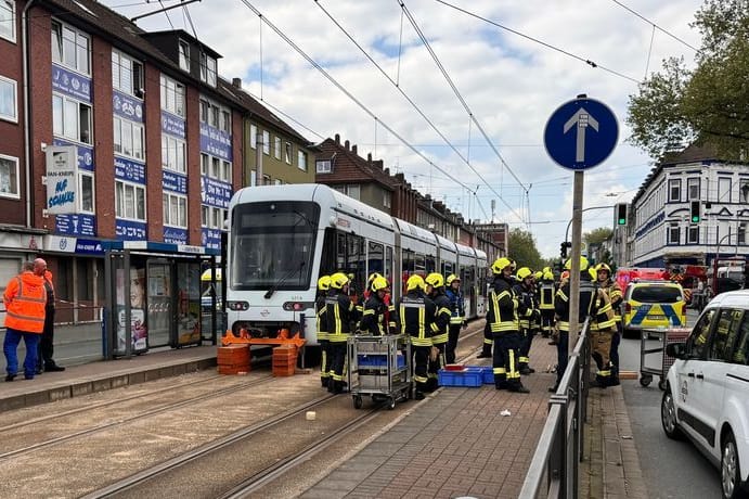 Einsatzkräfte stehen nach einem tödlichen Unfall mit einem kleinen Jungen an einer Straßenbahn: Bei einem schweren Unfall ist ein siebenjähriger Junge tödlich verletzt worden.