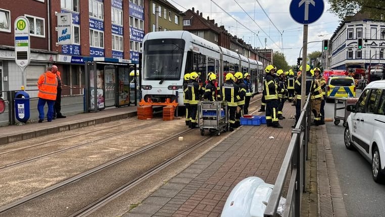 Einsatzkräfte stehen nach einem tödlichen Unfall mit einem kleinen Jungen an einer Straßenbahn: Bei einem schweren Unfall ist ein siebenjähriger Junge tödlich verletzt worden.