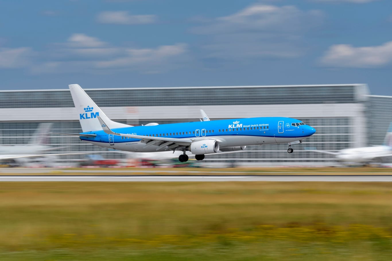 Eine Boing der Royal Dutch Airlines im Anflug auf den Flughafen München (Archivbild): Im zweiten Anlauf gelang die Landung schließlich sicher.