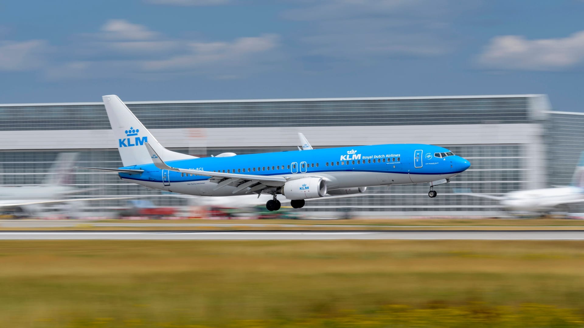 Eine Boing der Royal Dutch Airlines im Anflug auf den Flughafen München (Archivbild): Im zweiten Anlauf gelang die Landung schließlich sicher.