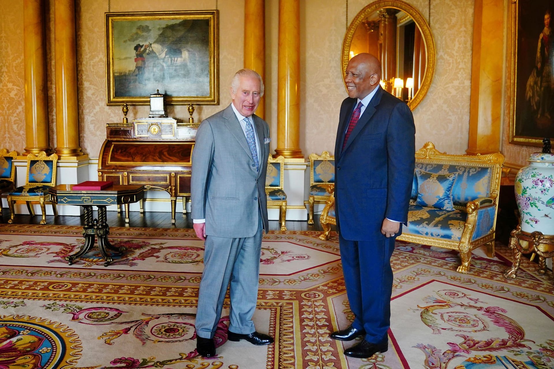 Charles III. begrüßt Letsie von Lesotho
