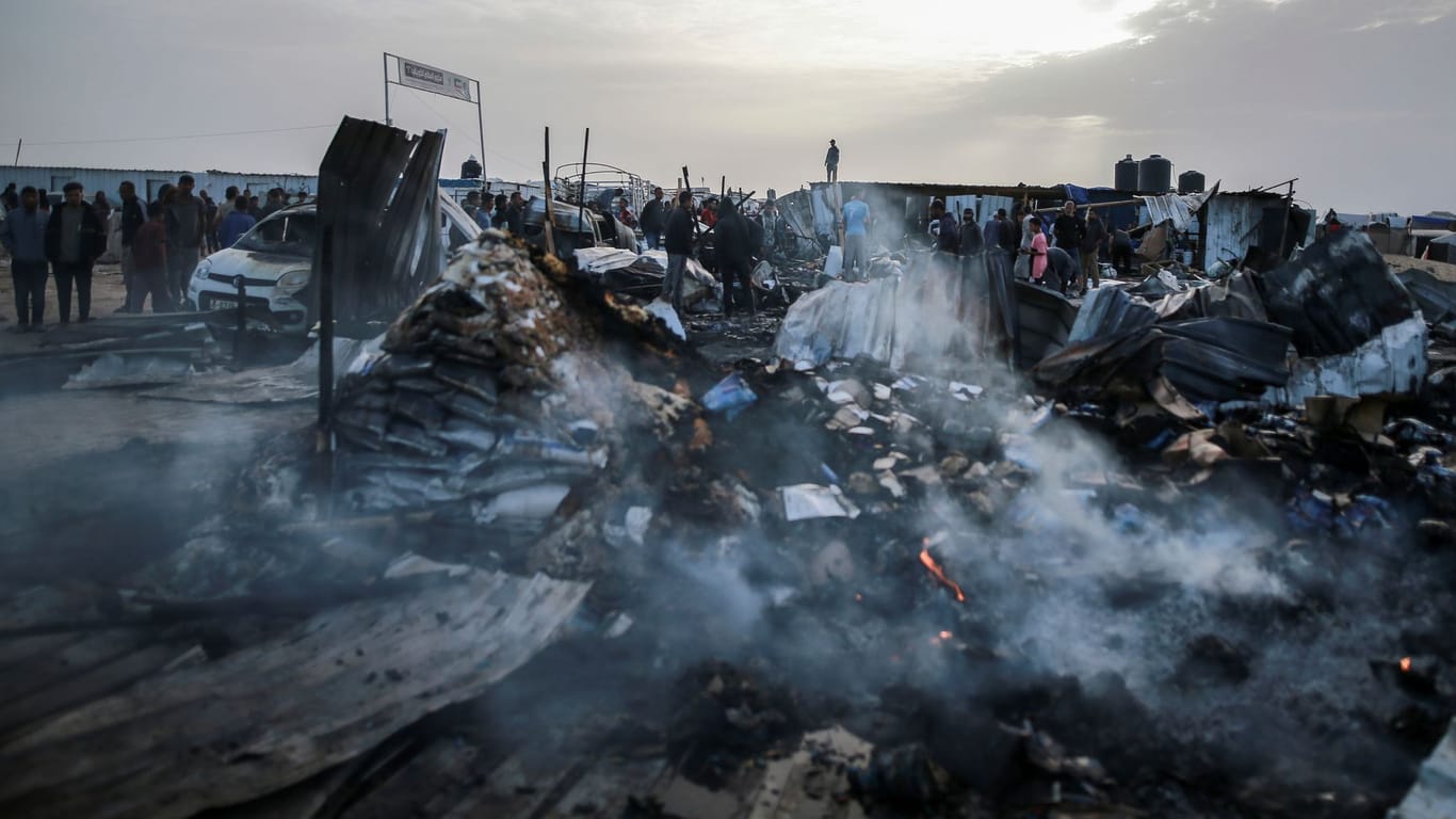 Rafah: Bei einem Luftangriff hat die israelische Armee ein Flüchtlingszeltlager getroffen.