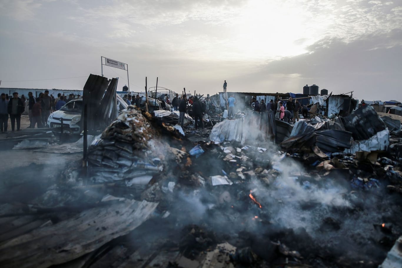 Rafah: Bei einem Luftangriff hat die israelische Armee ein Flüchtlingszeltlager getroffen.