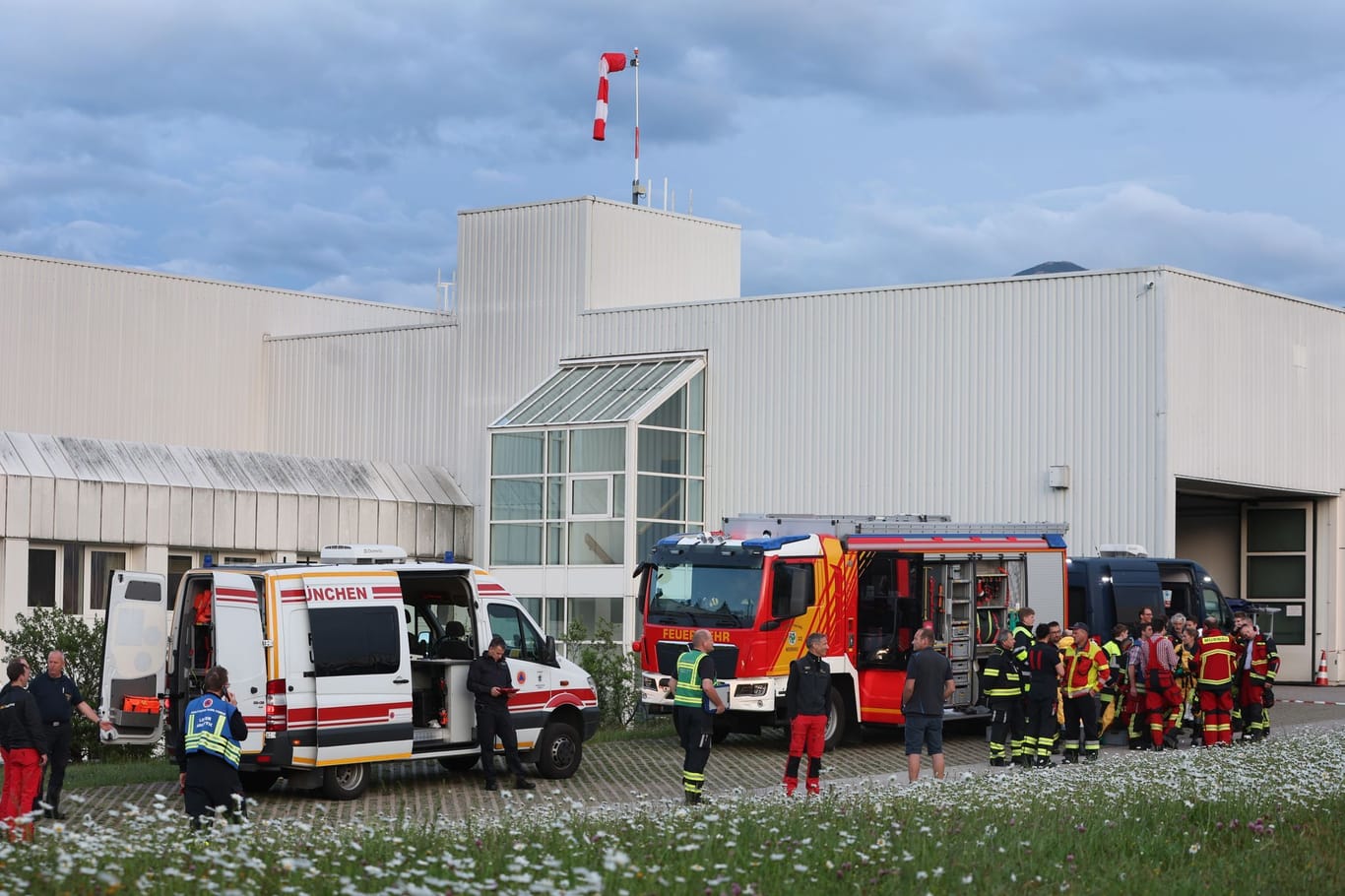 Murnau: Rettungskräfte und Einsatzkräfte der Feuerwehr stehen vor der abgeriegelten Notaufnahme des Unfallklinikums Murnau.