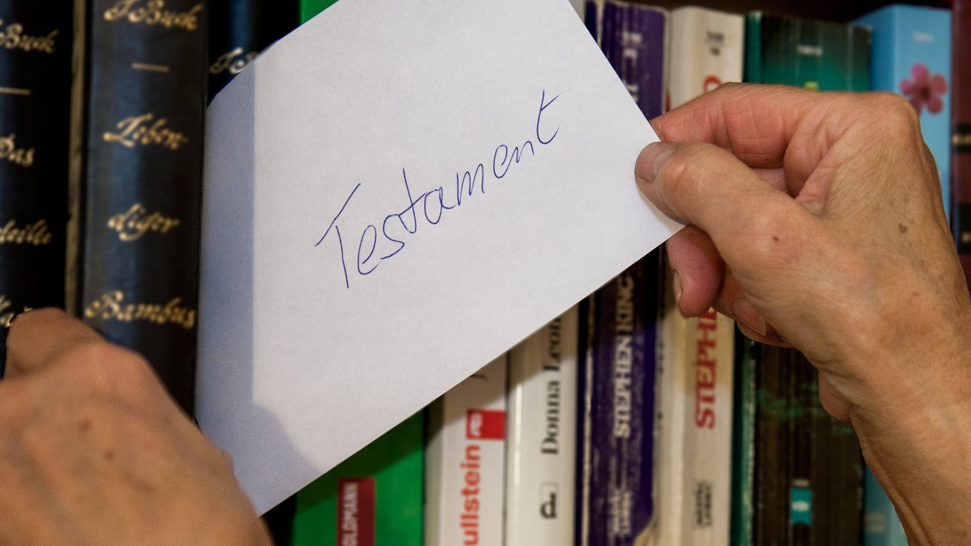 Ein Testament wird zwischen Büchern versteckt