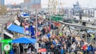 Tausende Menschen stehen an den Landungsbrücken (Archivbild): Der Hafengeburtstag lockt Jahr für Jahr mit Schiffen, Buden und Musik.