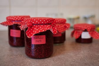 Marmeladengläser in einer Küche