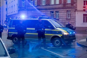 Nürnberger Polizisten vor einem Einsatzwagen (Symbolfoto): Am Samstag kam es nach einem Unfall zu wilden Szenen.
