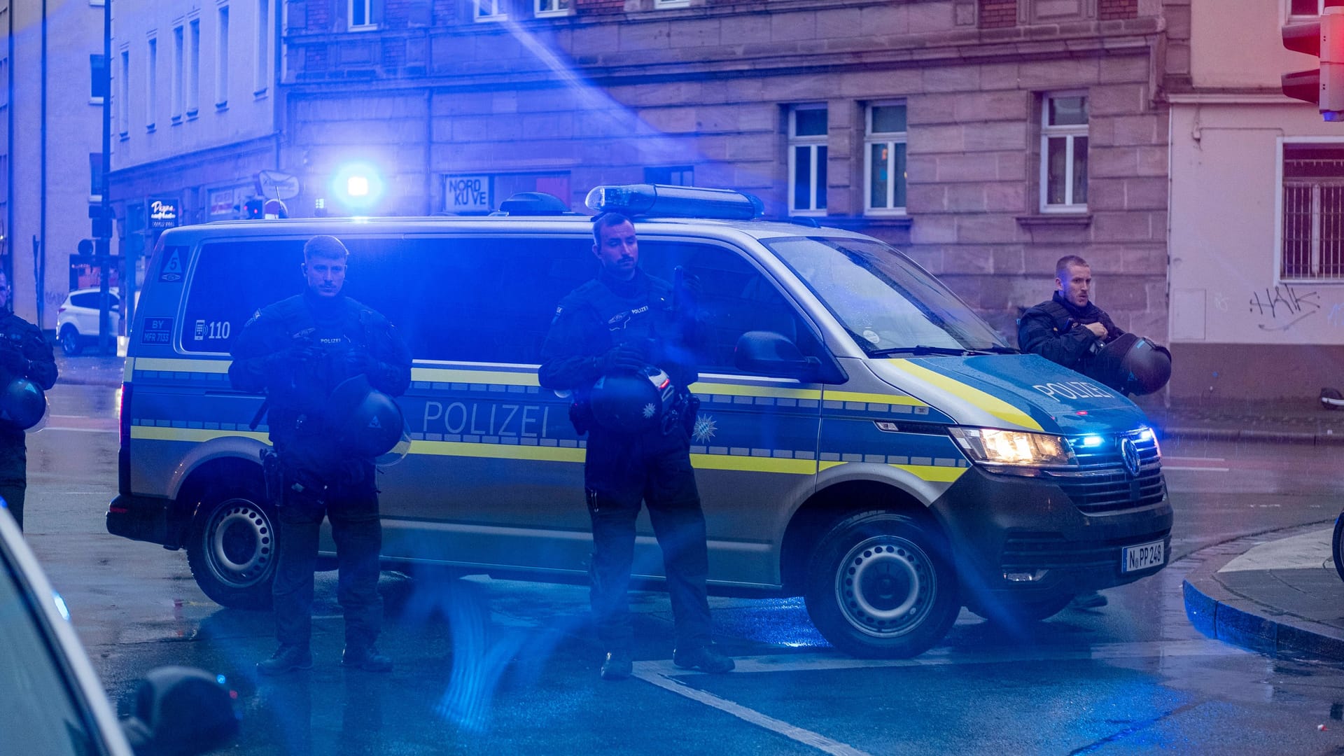 Nürnberger Polizisten vor einem Einsatzwagen (Symbolfoto): Am Samstag kam es nach einem Unfall zu wilden Szenen.