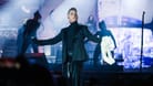 Robbie Williams während eines Konzerts (Archivbild): Der 50-Jährige kommt im Sommer überraschend nach Hamburg.