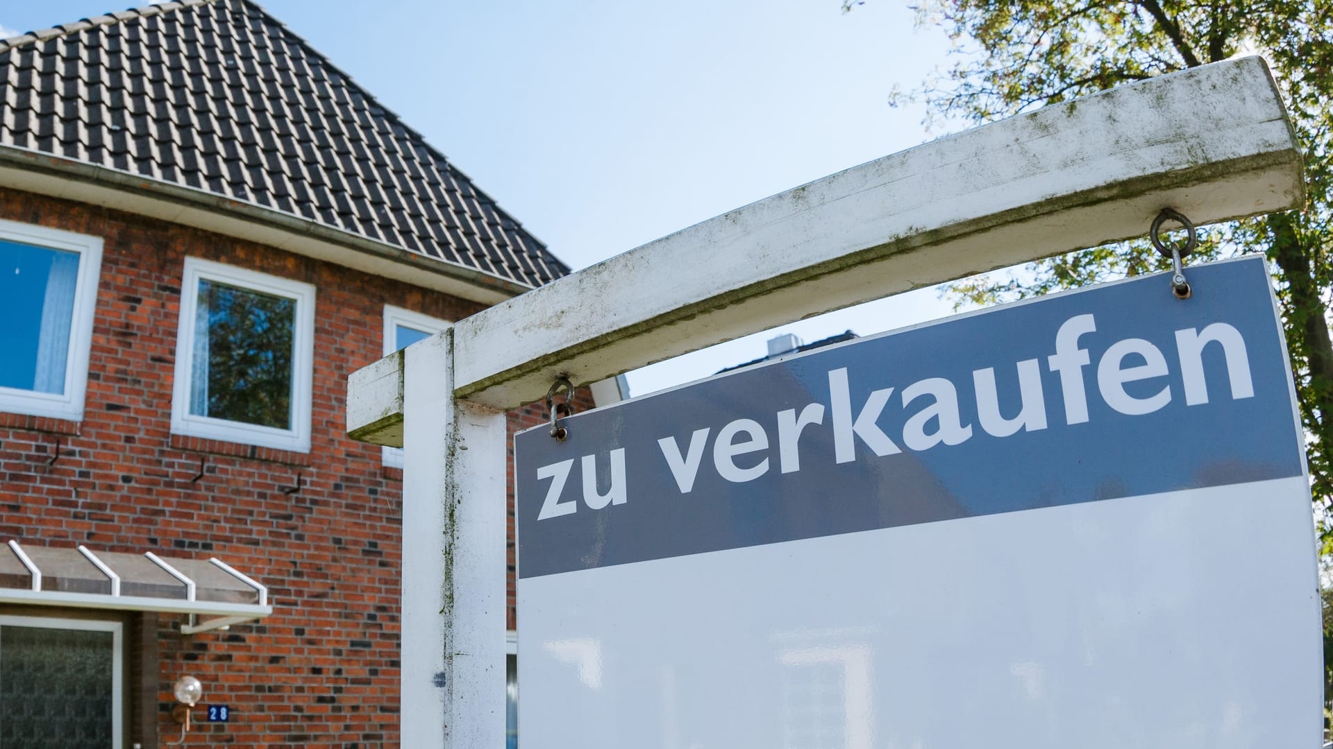 Haus zu verkaufen: Eine Zwangsversteigerung bietet die Gelegenheit, eine Immobilie günstig zu erwerben. Doch Vorsicht vor zu schnellen Geboten.