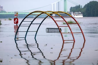 Spielplatz unter Wasser in Rodenkirchen.