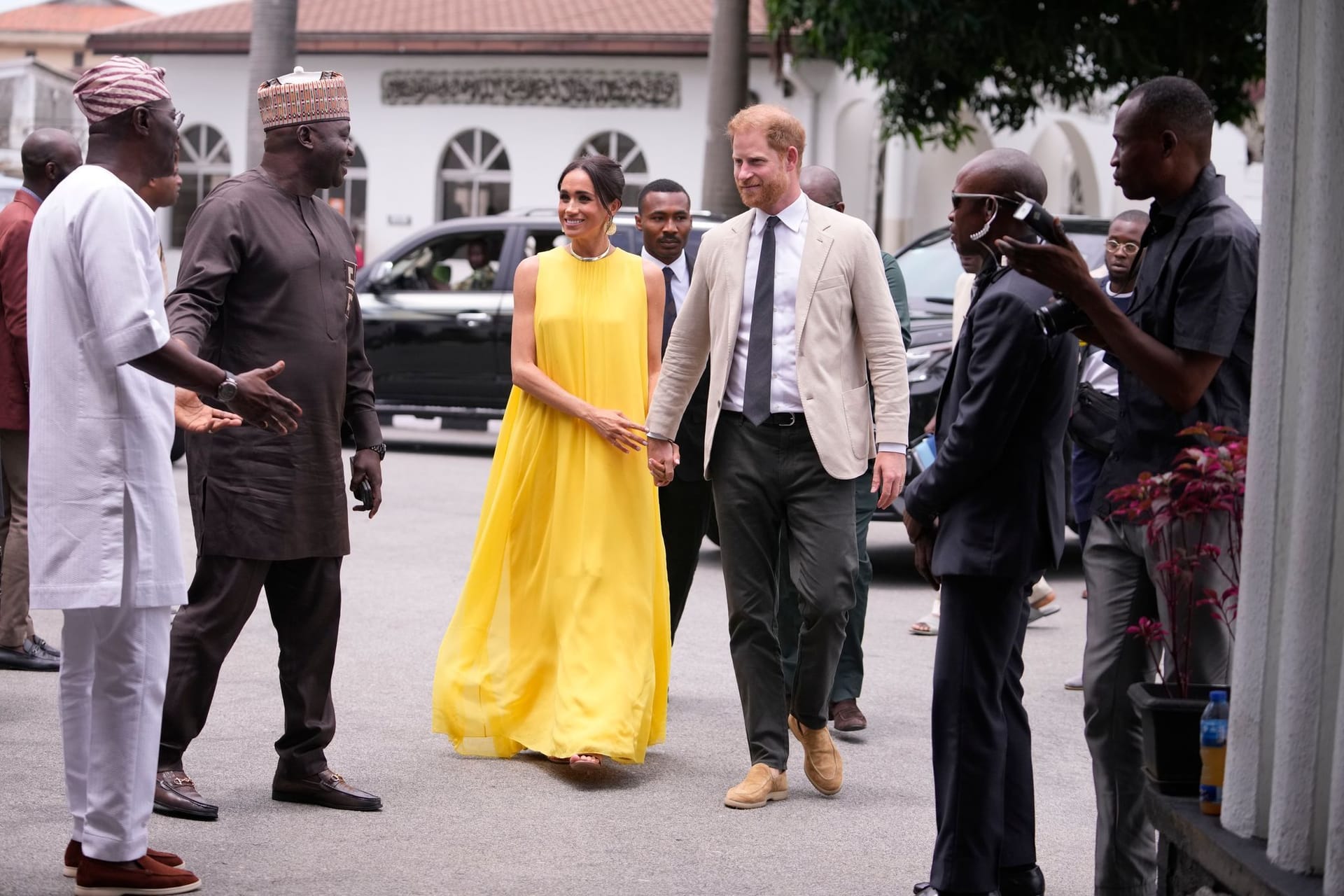 Prinz Harry und Herzogin Meghan sind auf dem Weg zu einem Regierungshaus im nigerianischen Lagos.