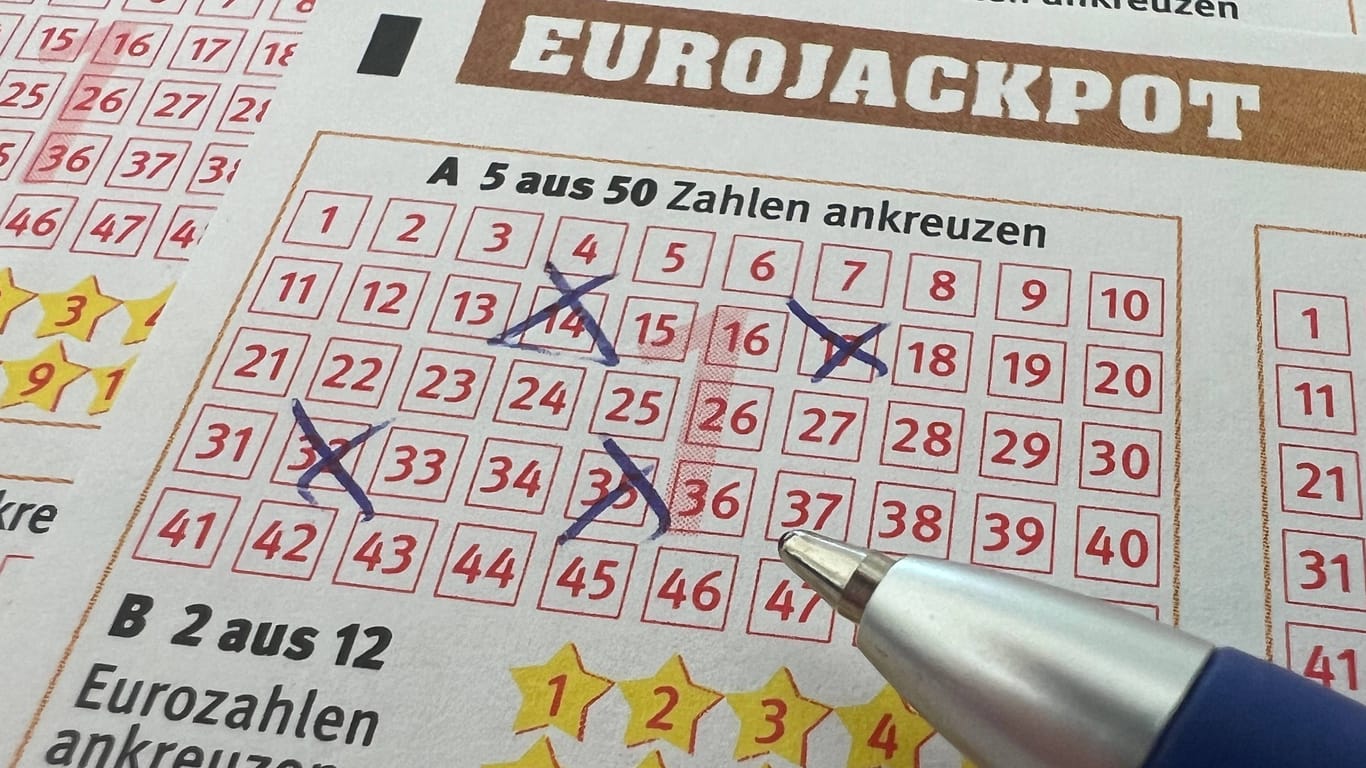 Tippschein des Eurojackpots (Symbolfoto): Mit dem richtigen Tipp kann man hier schwerreich werden. Die Chancen sind nur verschwindend gering.