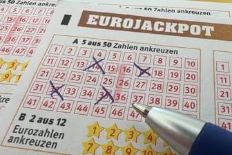 Tippschein des Eurojackpots (Symbolfoto): Mit dem richtigen Tipp kann man hier schwerreich werden. Die Chancen sind nur verschwindend gering.