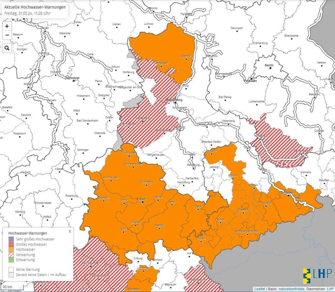 In Thüringen und im südlichen Sachsen gilt eine Hochwasserwarnung. Auf der Karte ist auch zu sehen, dass Kreise im nördlichen Sachsen-Anhalt mit "mittlerem Hochwasser" rechnen müssen.