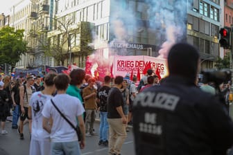 Revolutionäre 1. Mai Demonstration zieht durch Neukölln, Am 1. Mai 2024 zog die Revolutionäre 1. Mai -Demonstration durch Neukölln. Tausende Menschen nahmen an dem Protestzug teil, der von einem Großaufgebot der Polizei begleitet wurde. Die Demonstration verlief friedlich, vereinzelt wurde Pyrotechnik abgebrannt. Berlin Berlin Deutschland