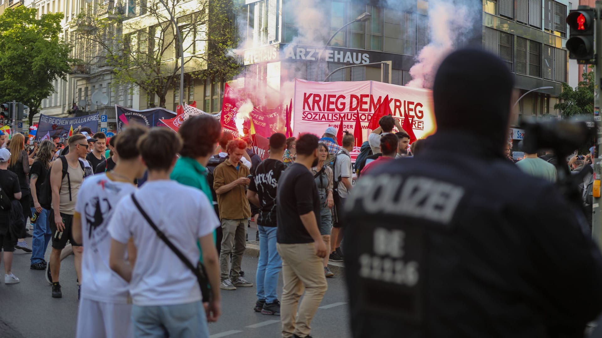 Revolutionäre 1. Mai Demonstration zieht durch Neukölln, Am 1. Mai 2024 zog die Revolutionäre 1. Mai -Demonstration durch Neukölln. Tausende Menschen nahmen an dem Protestzug teil, der von einem Großaufgebot der Polizei begleitet wurde. Die Demonstration verlief friedlich, vereinzelt wurde Pyrotechnik abgebrannt. Berlin Berlin Deutschland