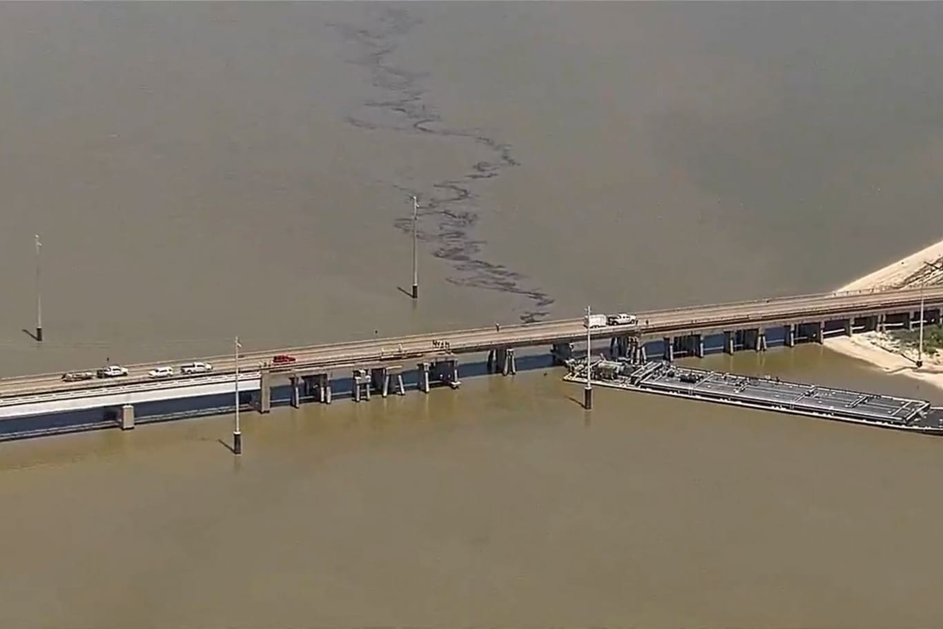 Bootsunglück in Texas: Nach der Kollision eines Lastkahns mit einer Brücke läuft Öl ins Meer.