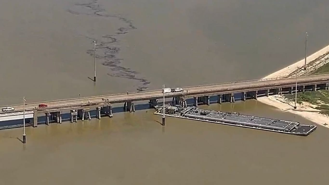 Bootsunglück in Texas: Nach der Kollision eines Lastkahns mit einer Brücke läuft Öl ins Meer.