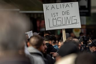 Demo-Teilnehmer halten ein Plakat mit der Aufschrift "Kalifat ist die Lösung" hoch: In Hamburg steigt die Zahl gewaltorientierter Islamisten.