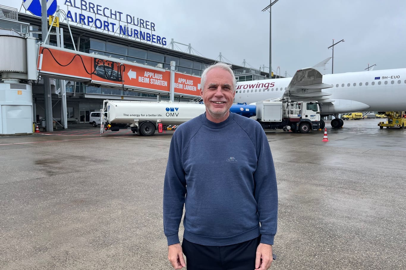 Günter Mayer auf dem Vorfeld am Nürnberger Flughafen: "Seine" Eurowings baut ihr Engagement an seinem Heimatflughafen kräftig aus.