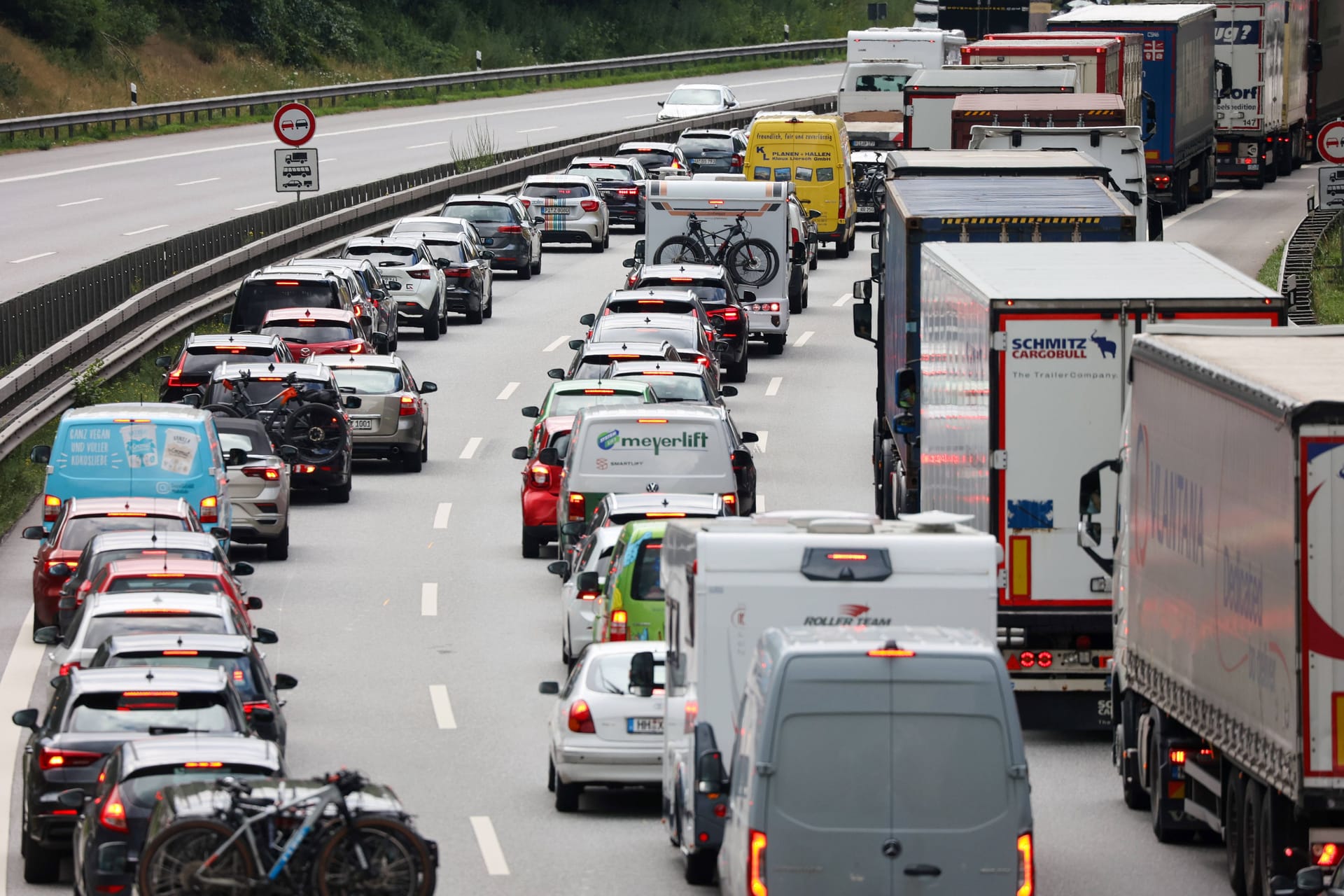 Stau auf der A7 bei Hamburg (Symbolfoto): Am Wochenende wird es auf den Straßen der Hansestadt voll.