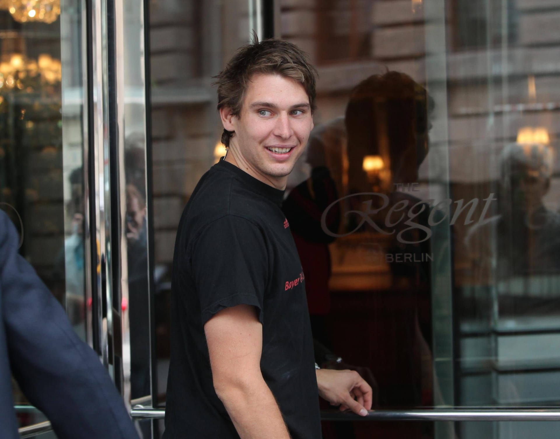 Auch Fußballteams steigen immer wieder gerne im Luxushotel Regent ab, wie zum Beispiel Bayer 04 Leverkusen vor dem DFB-Pokalfinale 2009 gegen Werder Bremen. Hier betritt Leverkusen-Stürmer Patrick Helmes das Hotel. Das Finale verloren die Leverkusener mit 0:1 gegen Werder.