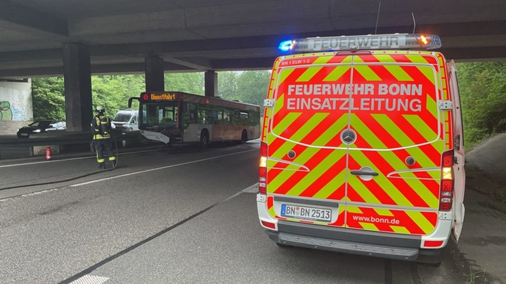 Linienbus durchbricht Leitplanke auf Autobahn Linienbus durchbricht Leitplanke auf Autobahn