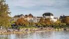 Das Ufer am Zürichsee (Archivbild): In einem Park nahe dem Ufer wurde eine Frau getötet.