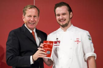 Jante-Chef Tony Hohlfeld mit Michael Ellis, dem dem Ex-Boss des "Guide Michelin" (Archivbild): In Hannover kann man jetzt auch für deutlich weniger Geld essen.