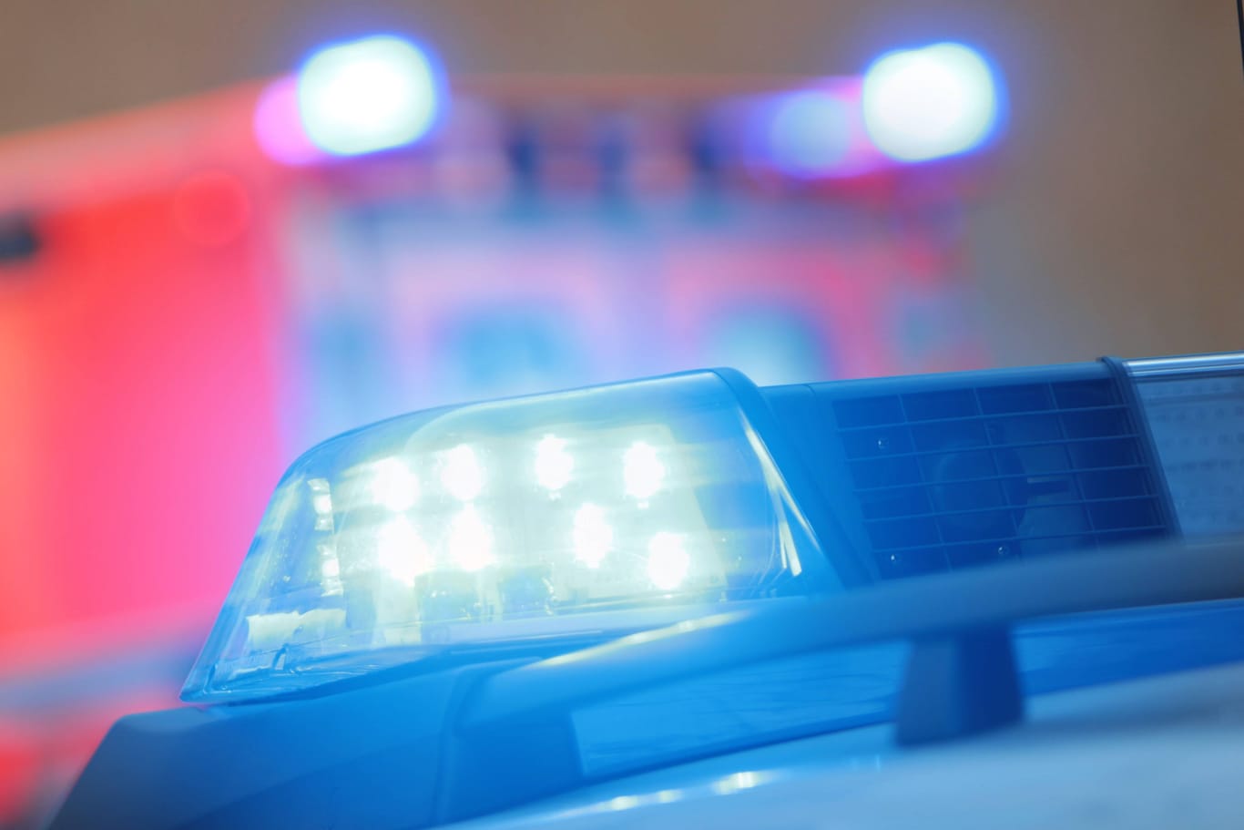 Einsatzwagen mit eingeschaltetem Blaulicht (Symbolfoto): Ein 60-Jähriger wurde von einem Bus angefahren und starb Tage später im Krankenhaus.