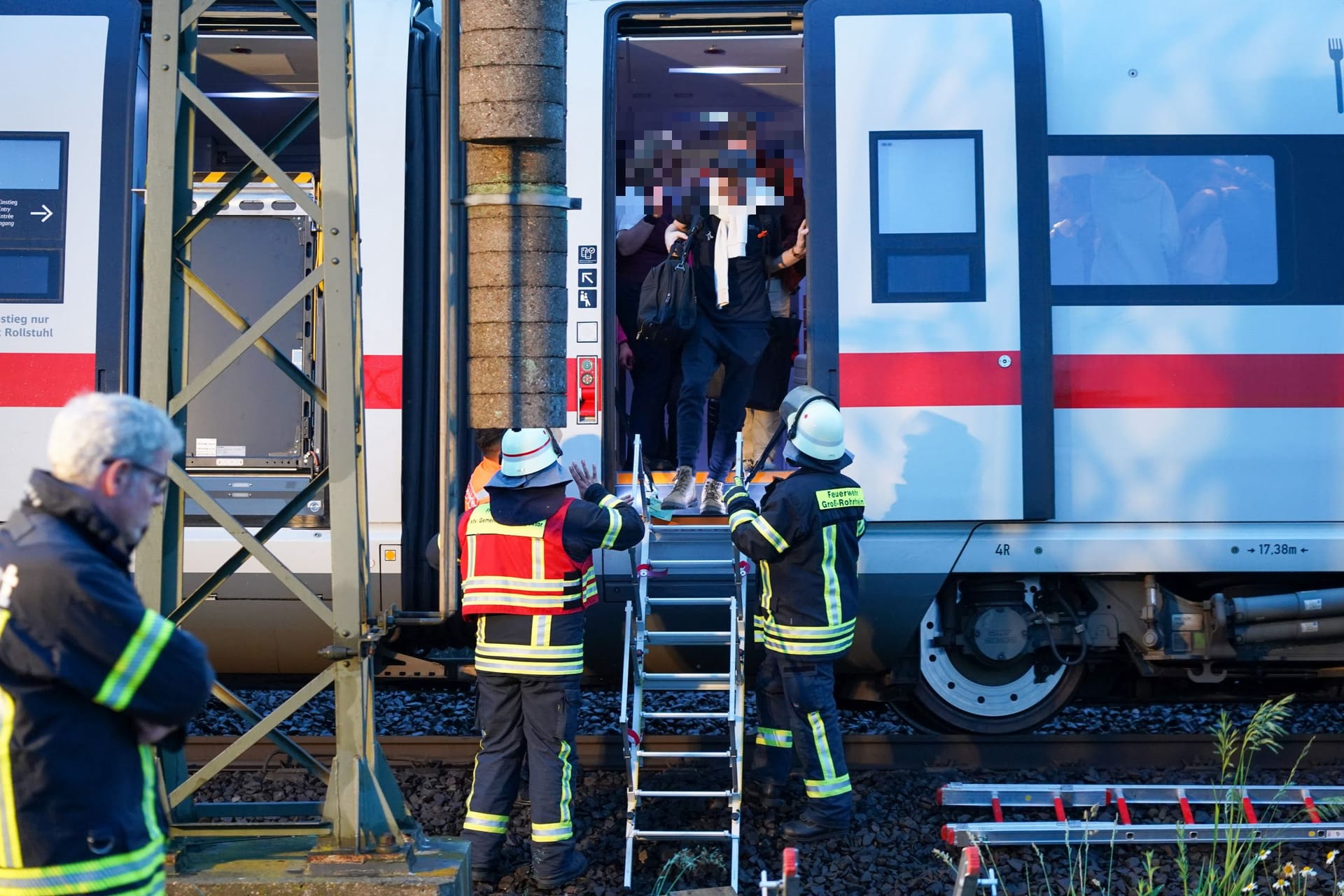 Ein Oberleitungsschaden bei Biblis zwingt einen ICE zum Stillstand: Die Feuerwehr evakuierte die Passagiere.