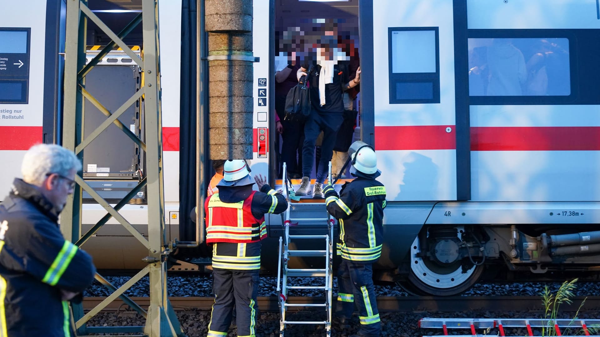 Ein Oberleitungsschaden bei Biblis zwingt einen ICE zum Stillstand: Die Feuerwehr evakuierte die Passagiere.