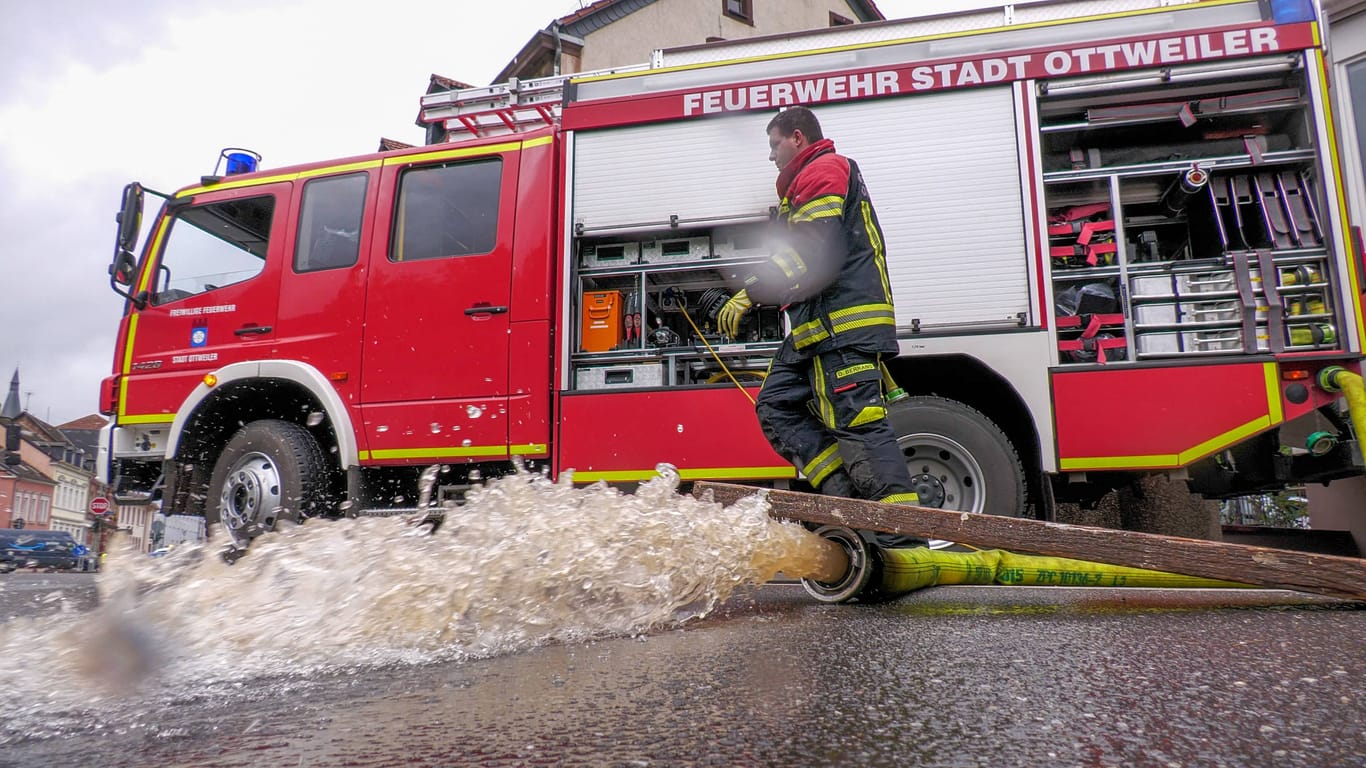 Feuerwehrkräfte pumpen Wasser im saarländischen Blieskastel ab: Am Wochenende steht möglicherweise eine neue Extremwetterlage ins Haus.