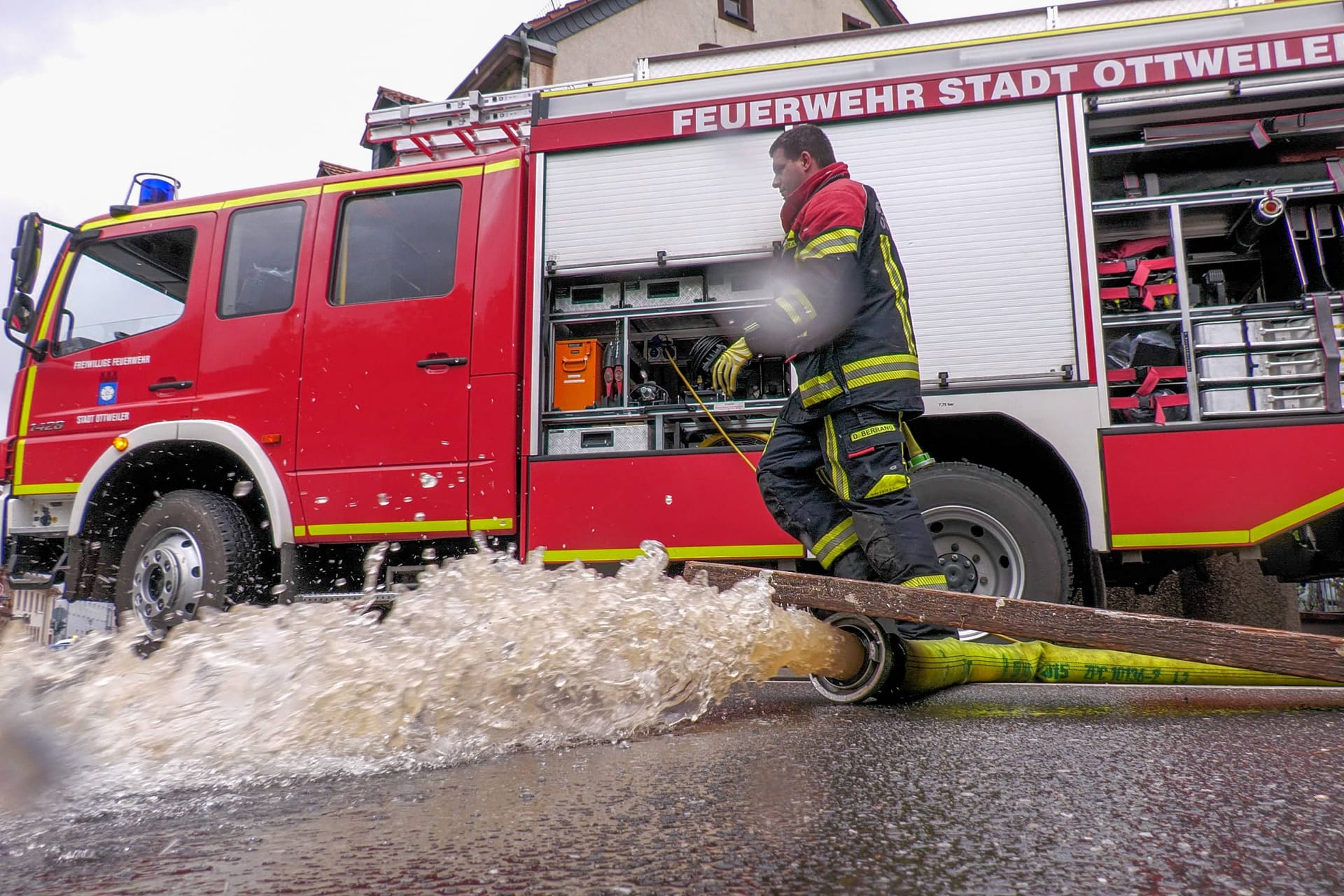 Feuerwehrkräfte pumpen Wasser im saarländischen Blieskastel ab: Am Wochenende steht möglicherweise eine neue Extremwetterlage ins Haus.