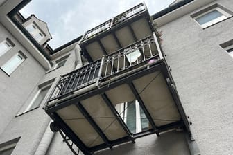 Durch diese zwei Balkone fiel die Rentnerin auf die Straße.