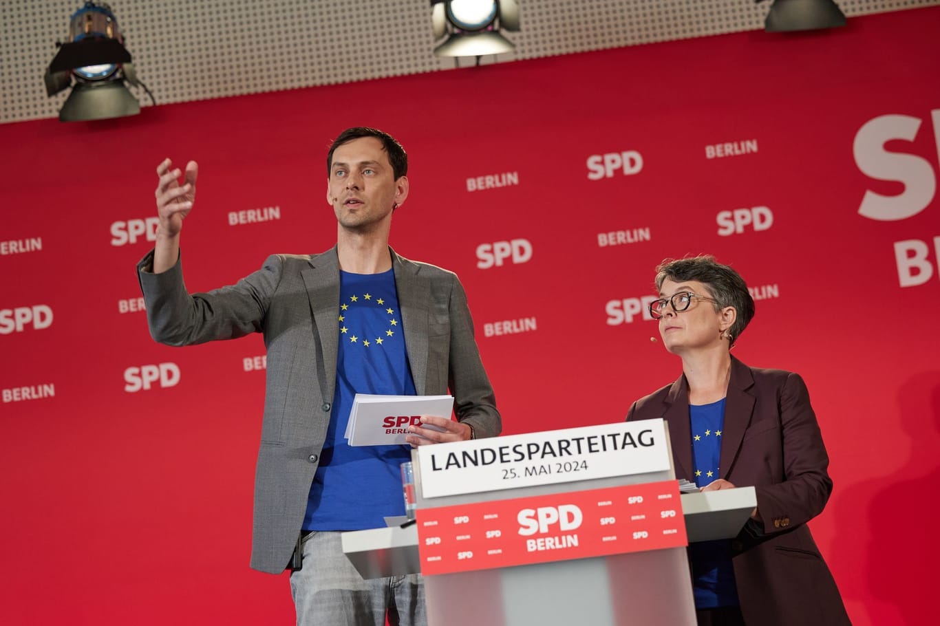 25.05.2024, Berlin: Martin Hikel (SPD), Neuköllns Bezirksbürgermeister, und Nicola Böcker-Giannini (SPD), Ex-Staatssekretärin, bewerben sich beim Landesparteitag der SPD Berlin um den Landesvorsitz. Beide haben die Mitgliederbefragung um den Parteivorstand gewonnen.