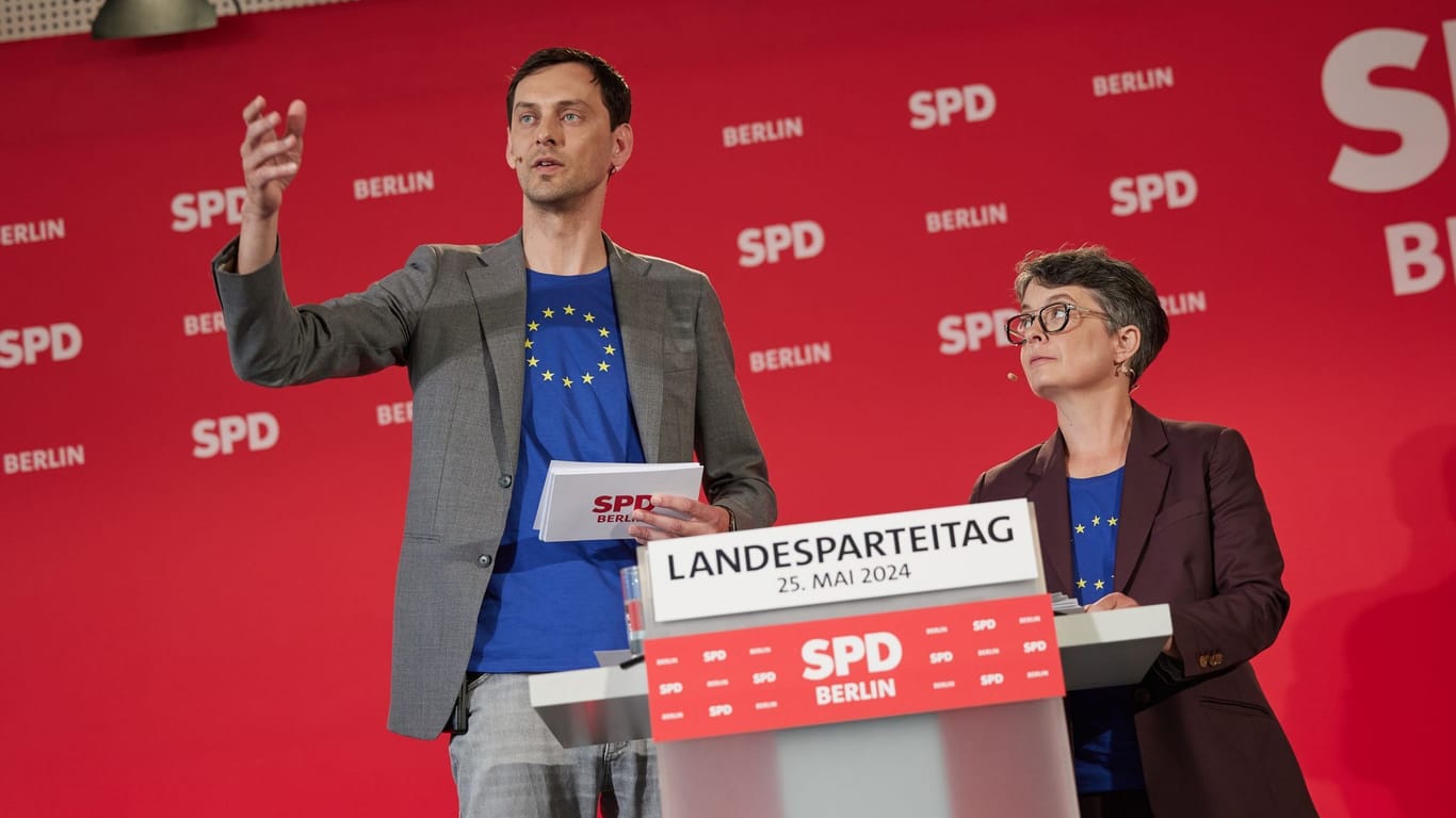 25.05.2024, Berlin: Martin Hikel (SPD), Neuköllns Bezirksbürgermeister, und Nicola Böcker-Giannini (SPD), Ex-Staatssekretärin, bewerben sich beim Landesparteitag der SPD Berlin um den Landesvorsitz. Beide haben die Mitgliederbefragung um den Parteivorstand gewonnen.