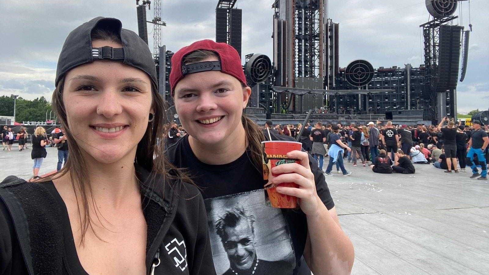 Zweiter Konzerttag: Elisa und Lisa melden sich mit einem Selfie vom Konzert – diesmal verfolgen sie es von der Feuerzone aus.