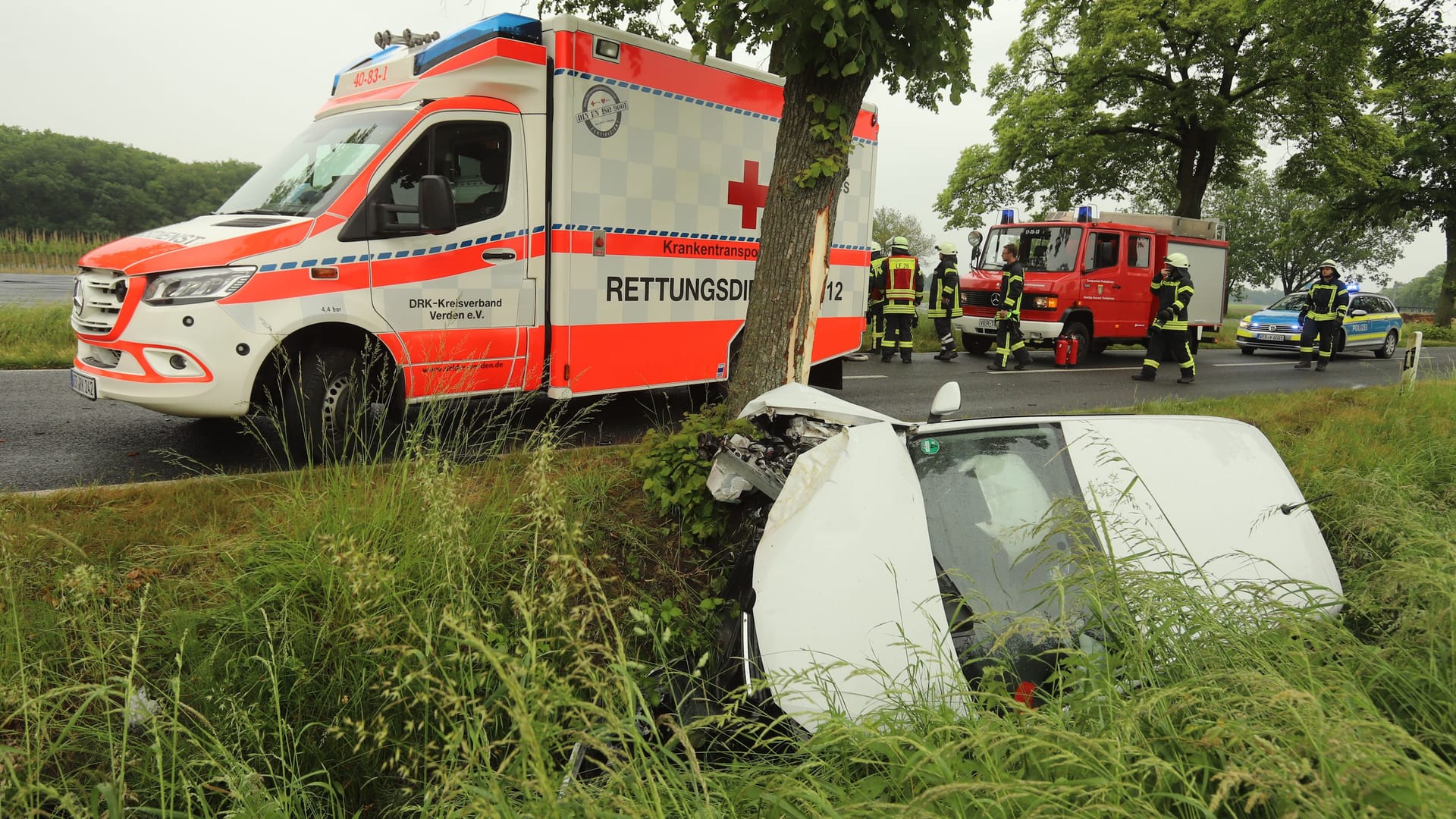Das Auto landete im Graben.