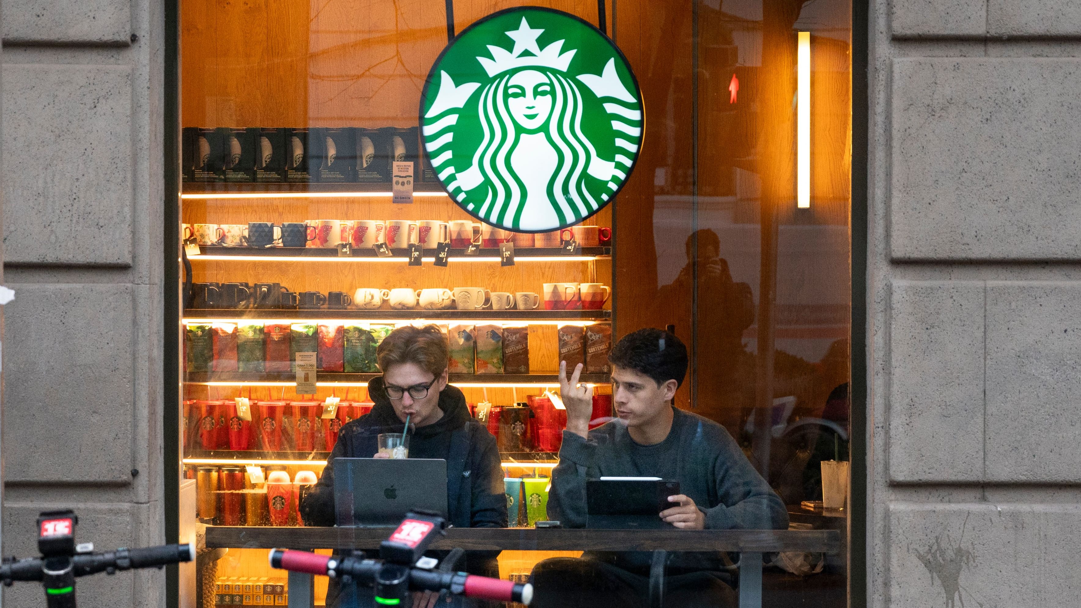 Starbucks-Aktie bricht ein: Kaffee-Kette hat zu viele Kunden in Rushhour