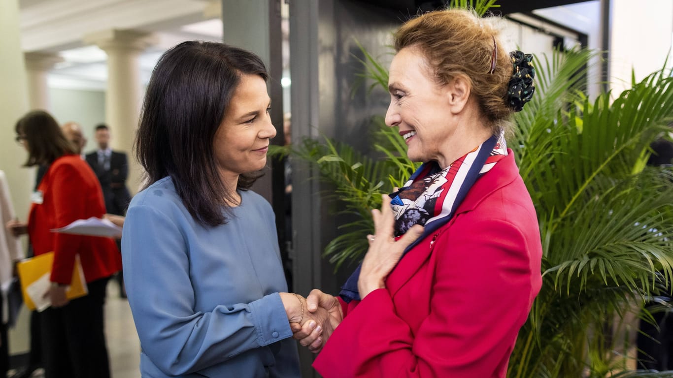 Die Generalsekretärin des Europarates Marija Pejcinovic Buric begrüßt Außenministerin Annalena Baerbock am Donnerstag in Straßburg.