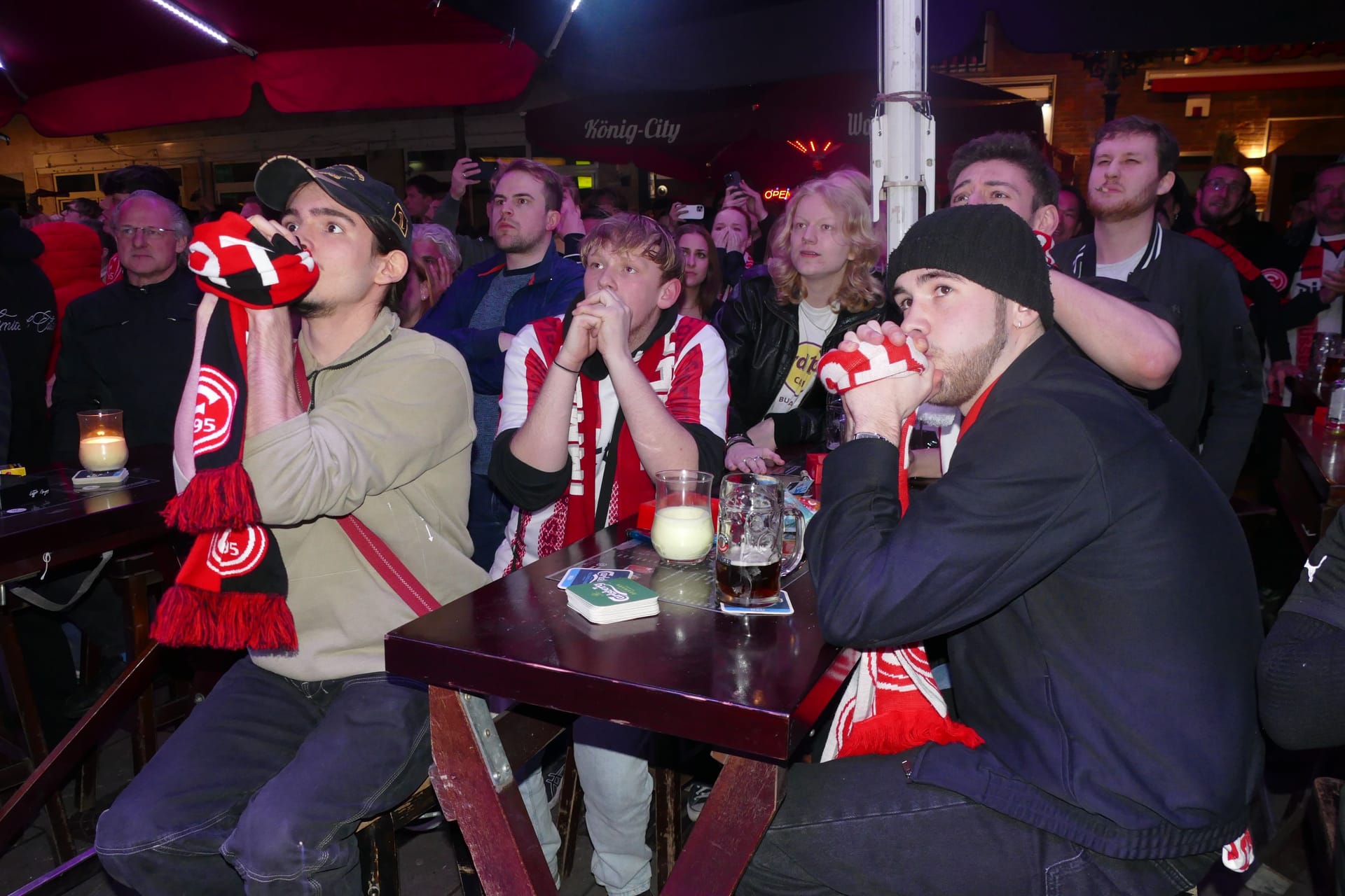 Hoffen, bangen, bitten, beten: Fans vor dem „Kuhstall“ auf der Bolkerstraße.