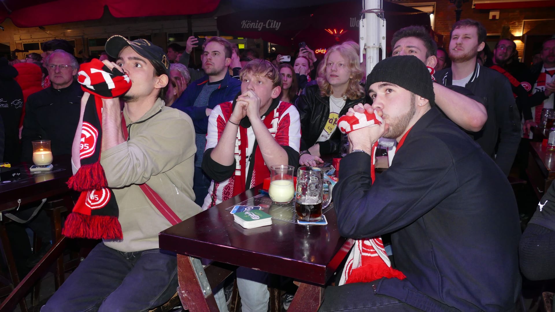 Hoffen, bangen, bitten, beten: Fans vor dem „Kuhstall“ auf der Bolkerstraße.