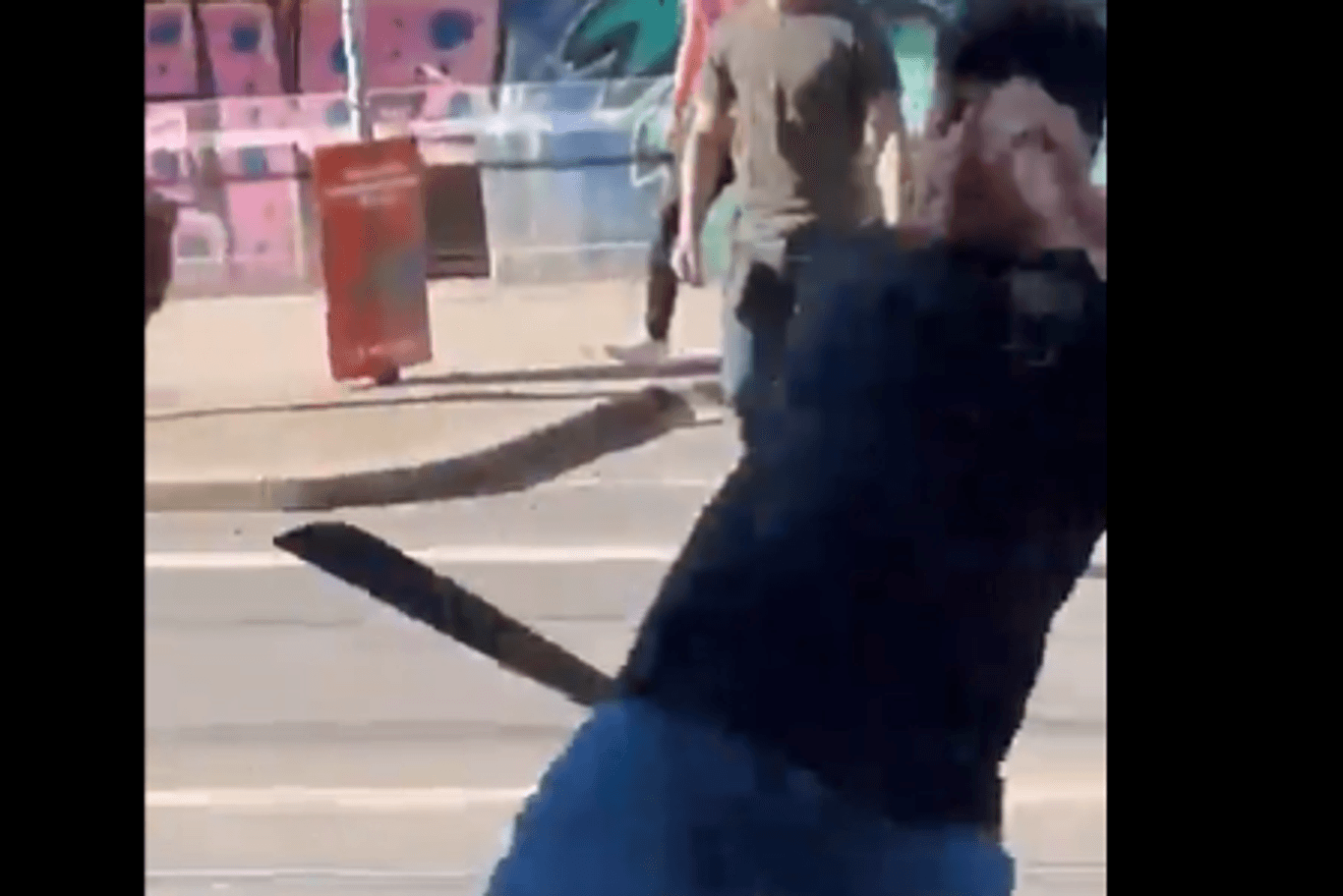 Ein Mann mit Machete bei einer gewalttätigen Auseinandersetzung in Leipzig.