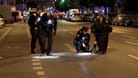 Polizisten suchen nach Spuren und Beweisen in der Nähe vom Tatort: Ein Mann ist in Berlin am Dienstagabend getötet worden.