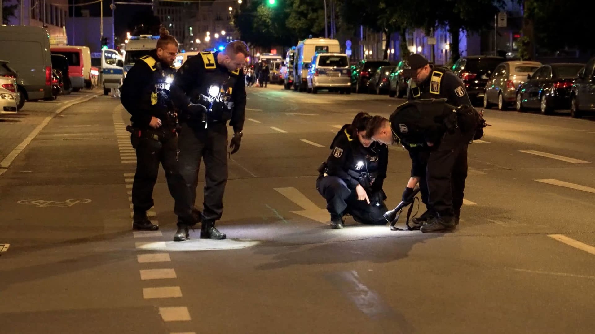 Polizisten suchen nach Spuren und Beweisen in der Nähe vom Tatort: Ein Mann ist in Berlin am Dienstagabend getötet worden. Polizisten suchen nach Spuren und Beweisen in der Nähe vom Tatort: Ein Mann ist in Berlin am Dienstagabend getötet worden.