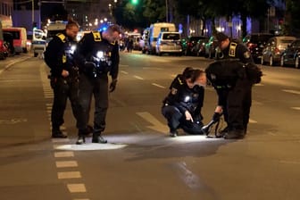 Polizisten suchen nach Spuren und Beweisen in der Nähe vom Tatort: Ein Mann ist in Berlin am Dienstagabend getötet worden.